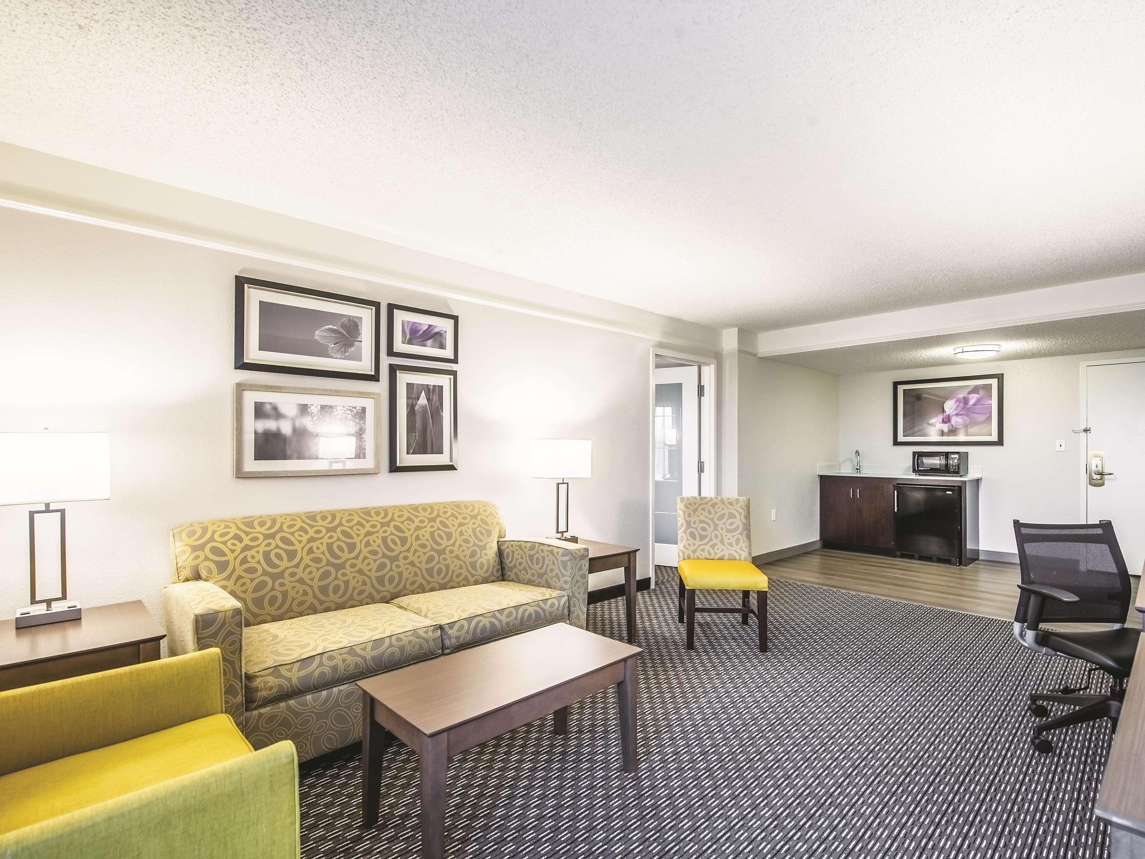 La Quinta By Wyndham Cincinnati Sharonville Exterior photo